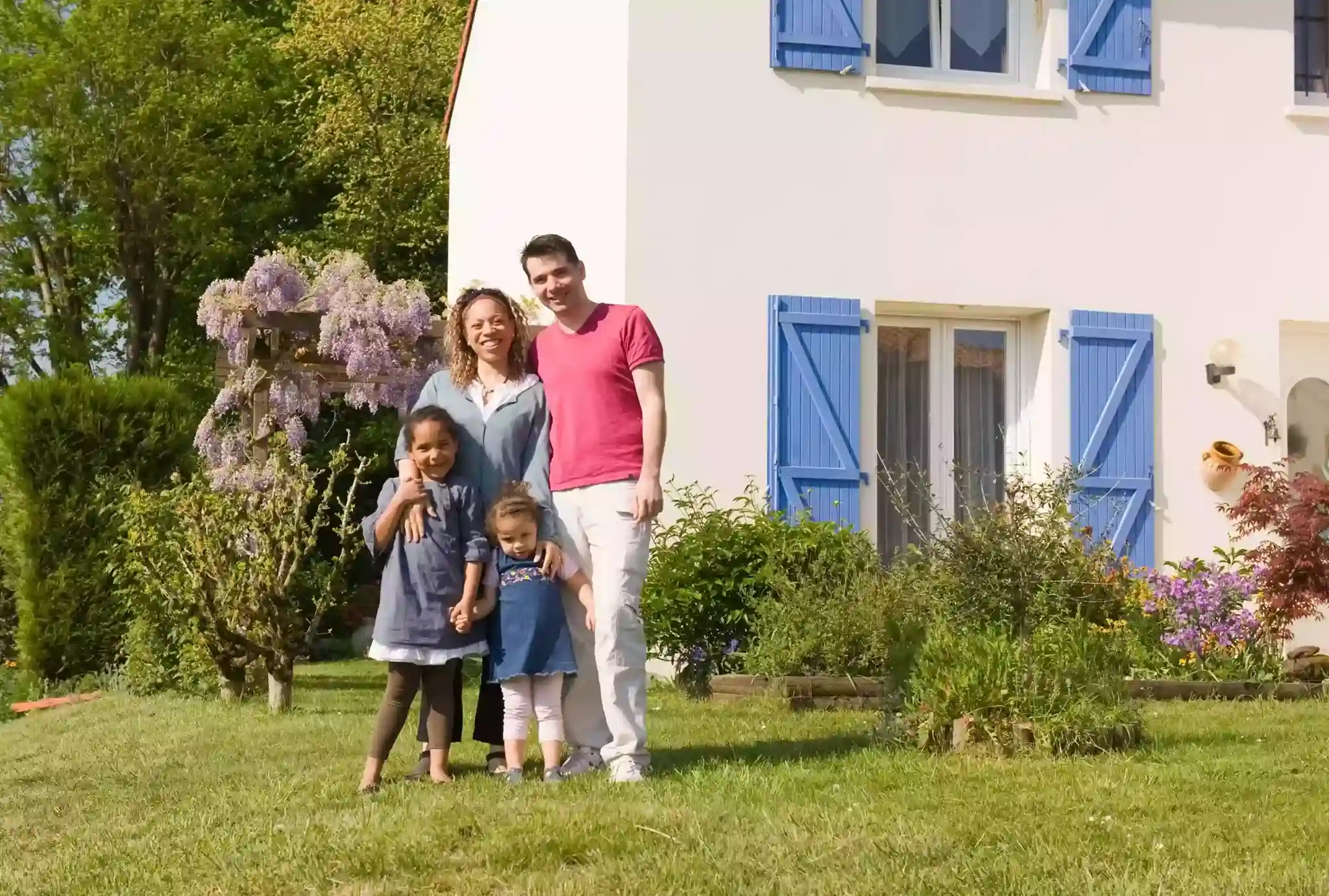 famille cotennier apres leurs travaux de renovation energetique devant leur maison