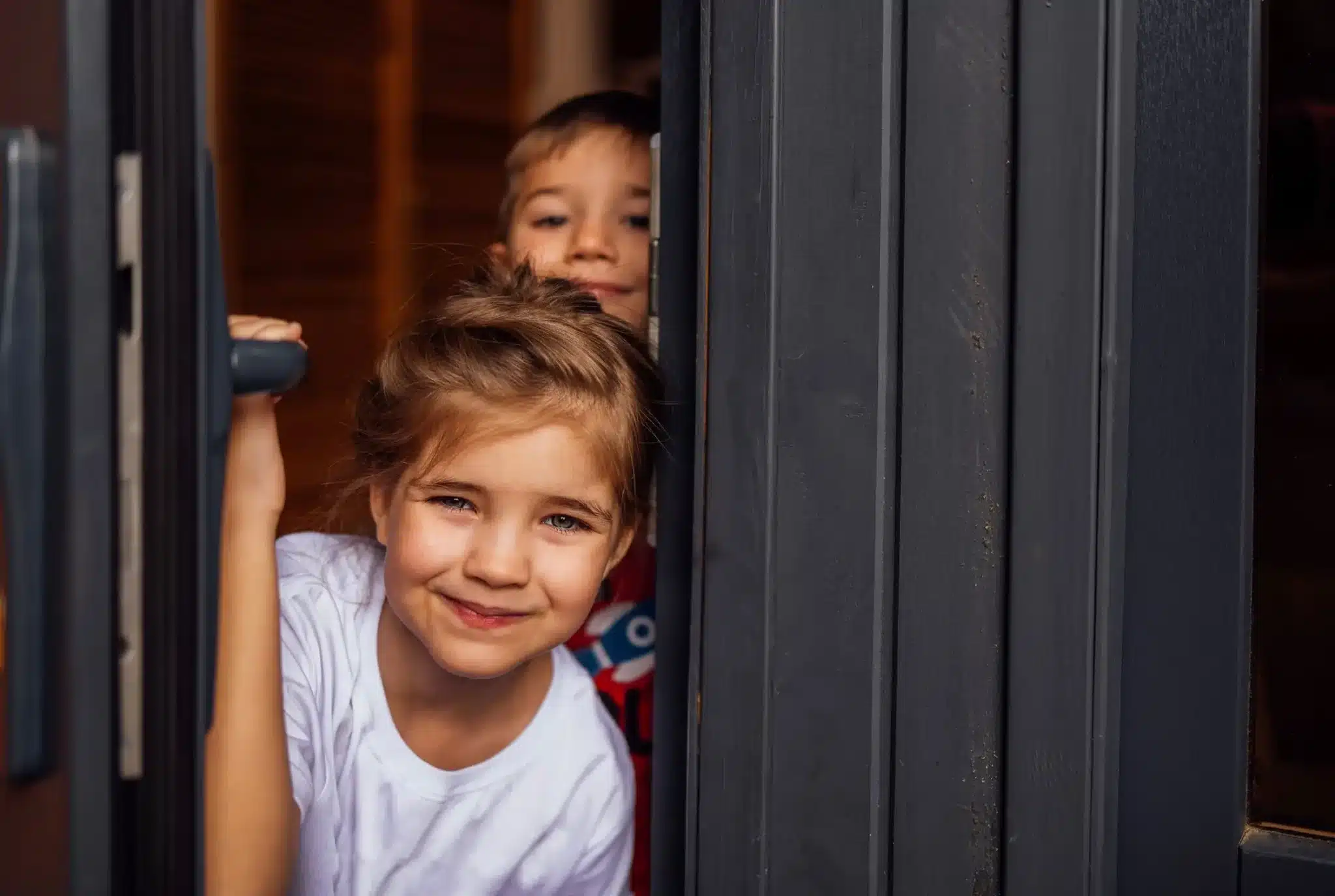enfant ouvrant la porte d'entrée