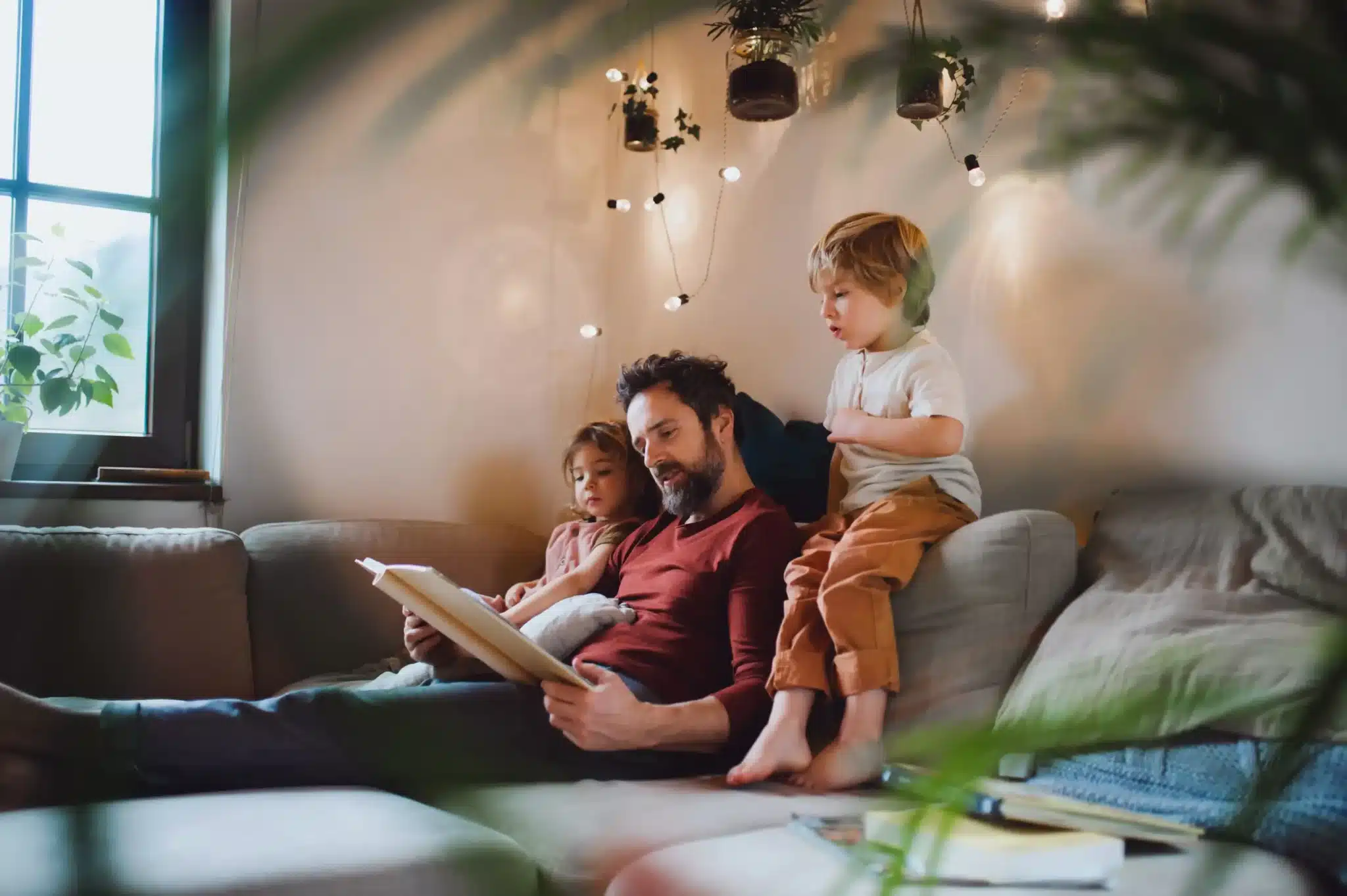 enfants avec leurs père en train de leur lire une histoire