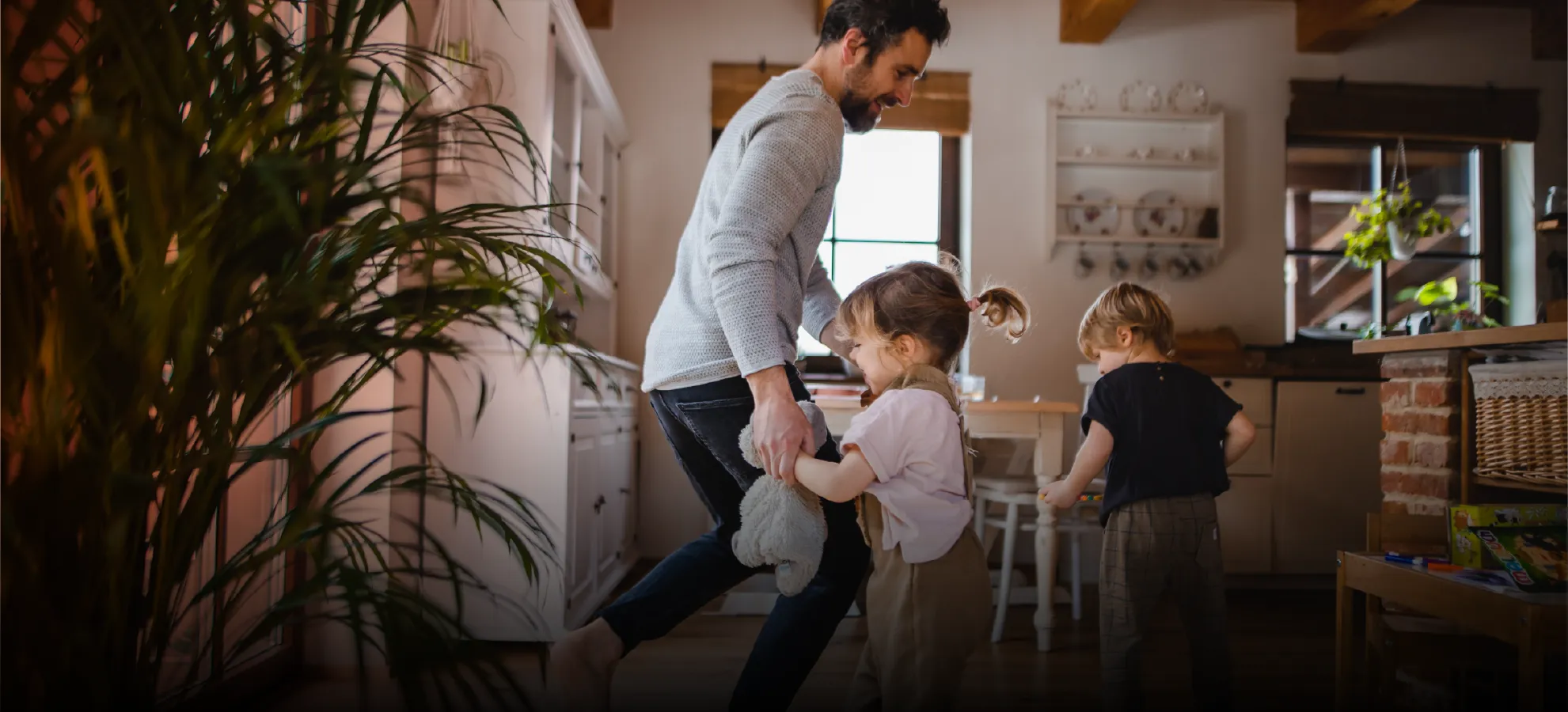 photo d'une famille heureuse dans leur cuisine